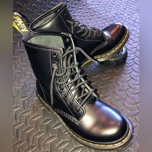 Dr. Martens 1460 Smooth Leather Lace Up Black unisex boots